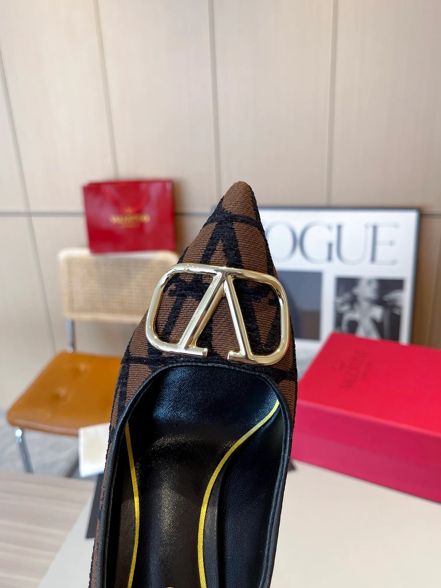 👟👟Ex-factory price 420👟👟 Genuine leather sole +40 [Valentino] Valentino ~ Unique [V mark fabric print pattern] with light gold metal [V buckle] fashion women's boots: Made with original craftsmanship, comfortable and versatile, showing long legs! Absolutely classy! Fabric: High-grade fabric printed cloth➕Imported sheepskin lining➕[Light gold V buckle] Decorative accessories! Outsole: 2 types: non-slip and wear-resistant rubber outsole and Italian leather sole. Size: 35−41 (customized sizes 34-42). Rubber sole. Genuine leather sole +40.